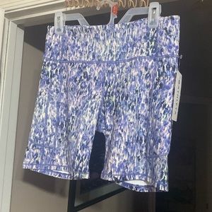 Athleta Women’s Ultimate Stash 7” shorts with pockets; size: large